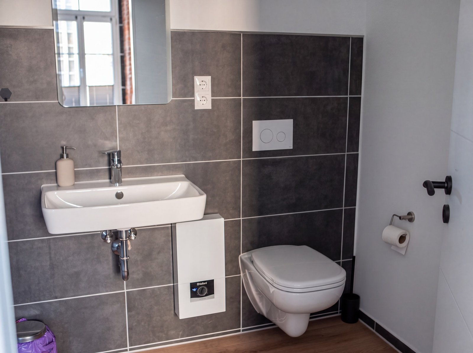 Bad mit Waschbecken, Spiegel und WC