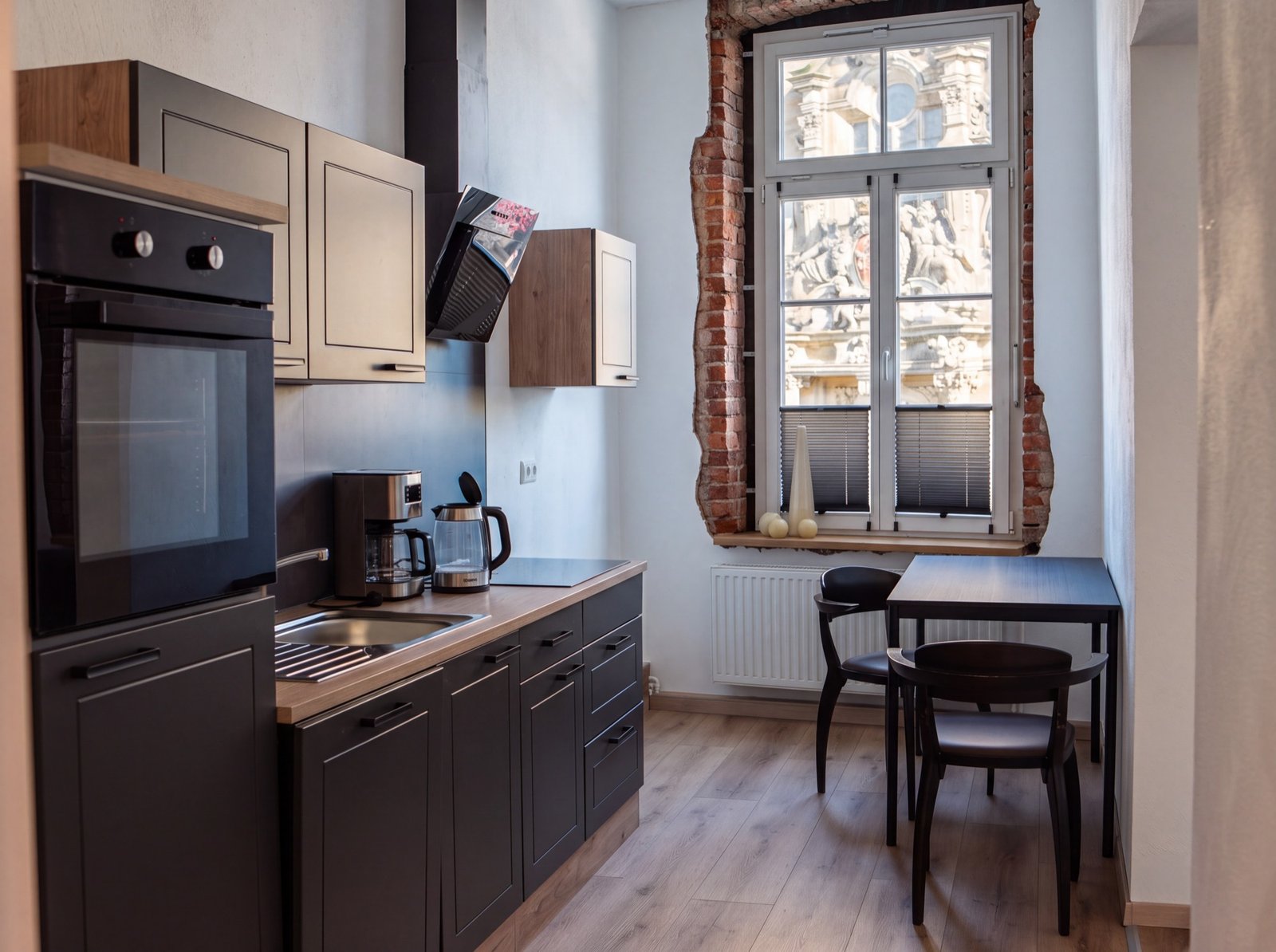 Separate Küche mit Essplatz am Fenster
