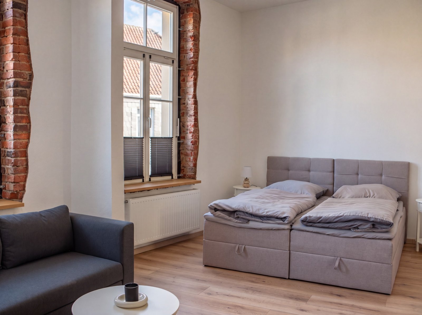 Schlafbereich mit Boxspring-Doppelbett