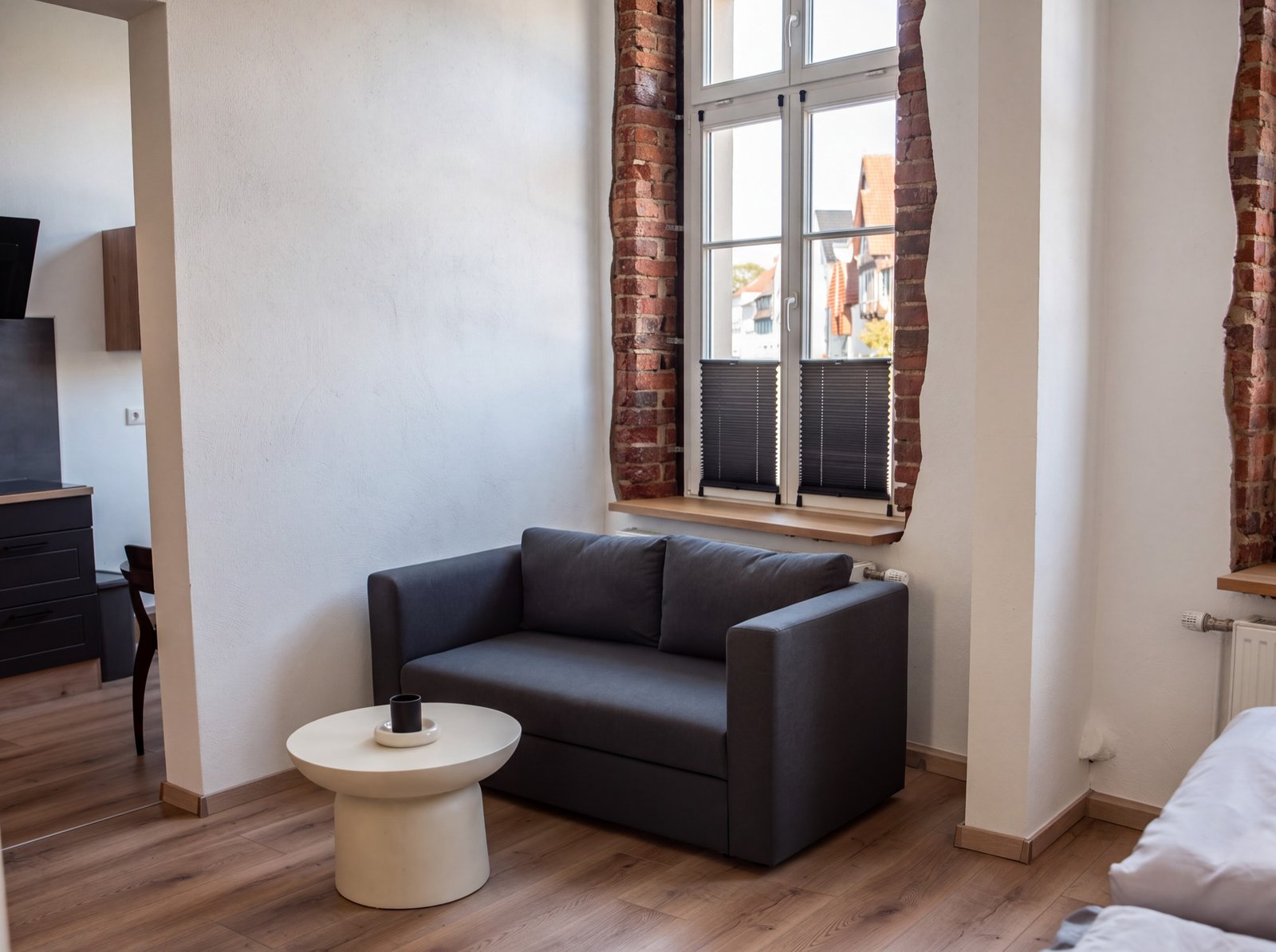 Wohnbereich mit Sofa am Altbaufenster
