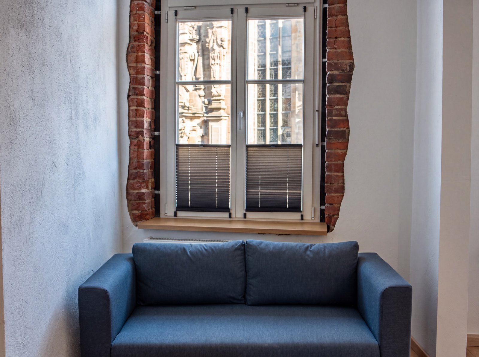 Sofa mit Blick auf die historische Fassade gegenüber